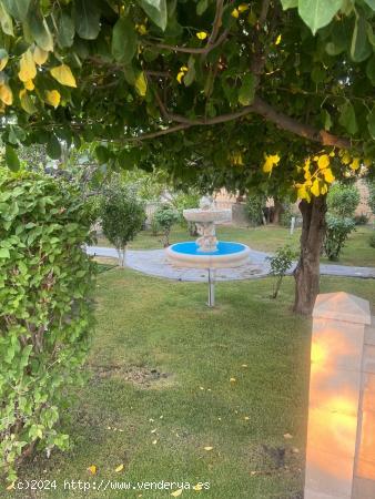 Oportunidad única: Exclusivo chalet con un espectacular jardín con piscina - TOLEDO