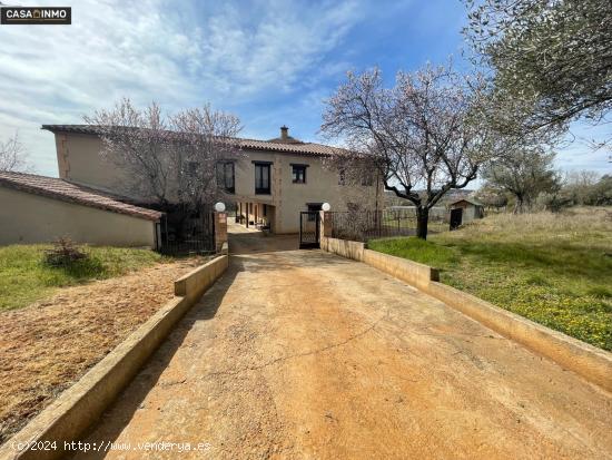 Se vende casa con terreno en Alquézar. - HUESCA