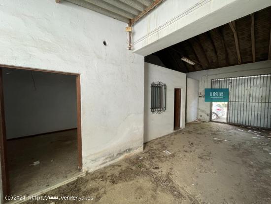 Casa-almacén con terreno en Carrión de los Céspedes - SEVILLA