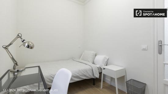 Se alquila habitación moderna en apartamento de 5 dormitorios en el centro. - MADRID