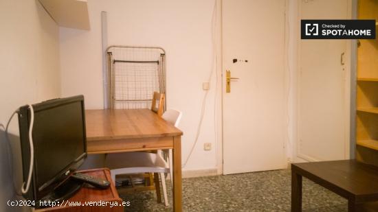 Se alquila habitación en el apartamento de 6 dormitorios en Les Corts. - BARCELONA