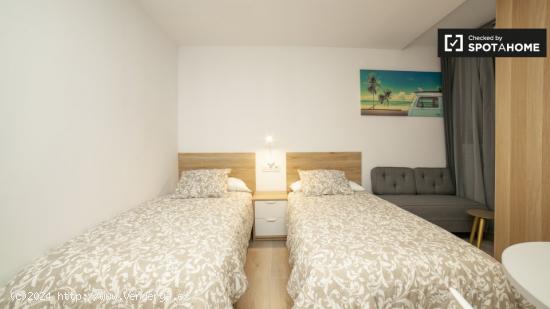 Moderna habitación en alquiler en apartamento de 7 dormitorios en L'Hospitalet de Llobregat - BARCE