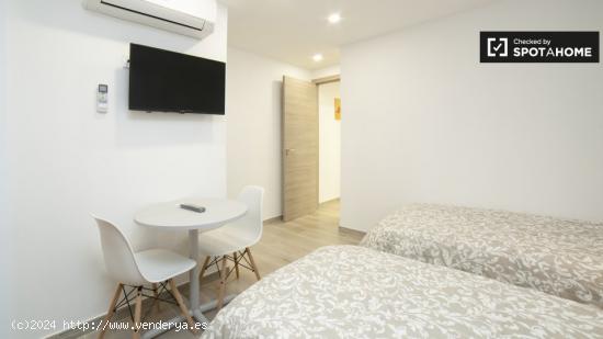 Moderna habitación en alquiler en apartamento de 7 dormitorios en L'Hospitalet de Llobregat - BARCE