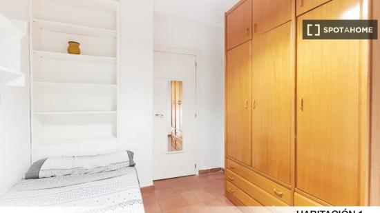 Se alquila habitación en piso de 3 dormitorios en Sevilla - SEVILLA