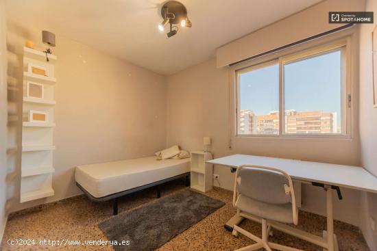  Se alquilan habitaciones en apartamento de 4 dormitorios en Algiros - VALENCIA 