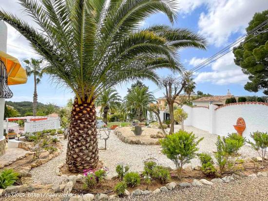 ENCANTADORA VILLA DE ESTILO IBICENCO EN ALTEA - ALICANTE