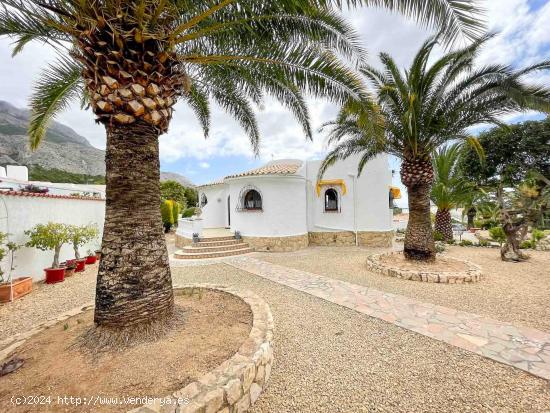 ENCANTADORA VILLA DE ESTILO IBICENCO EN ALTEA - ALICANTE