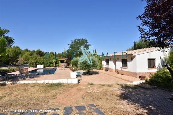 ¡Casa de madera ofiginal de Finlandia  con piscina y anexo en una parcela espaciosa en una hermosa 