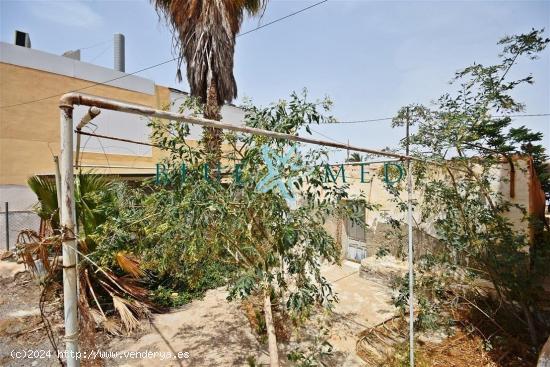 SOLAR URBANO A 1 MINUTO DE LA PLAYA EN LA AZOHÍA - MURCIA