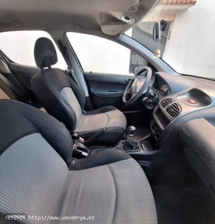  Peugeot 206 1.4 HDI X-Line de 2004 con 195.000 Km por 2.300 EUR. en Cadiz 