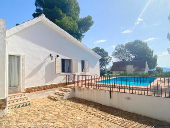  CHALET CON PISCINA Y PISTA DE FRONTÓN - VALENCIA 