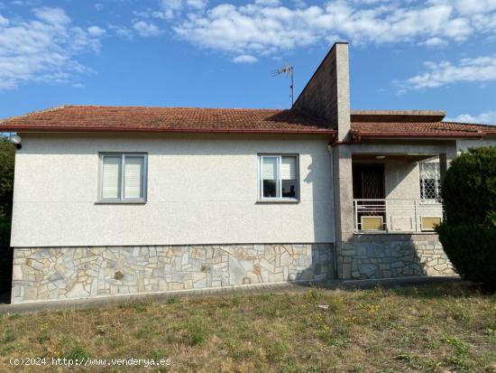 CASA CON PISCINA Y TRES HECTÁREAS DE FINCA EN AMOEIRO. - ORENSE