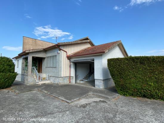 CASA CON PISCINA Y TRES HECTÁREAS DE FINCA EN AMOEIRO. - ORENSE