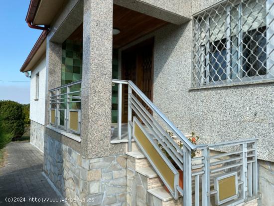 CASA CON PISCINA Y TRES HECTÁREAS DE FINCA EN AMOEIRO. - ORENSE