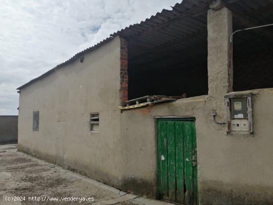 SOLAR EN LA ZONA DEL ALTO DE SAN ISIDRO, CON ACCESO A 3 CALLES - ZAMORA