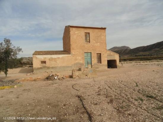 CASA DE CAMPO CON TERRENO - ALICANTE