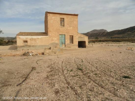 CASA DE CAMPO CON TERRENO - ALICANTE