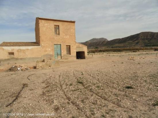 CASA DE CAMPO CON TERRENO - ALICANTE