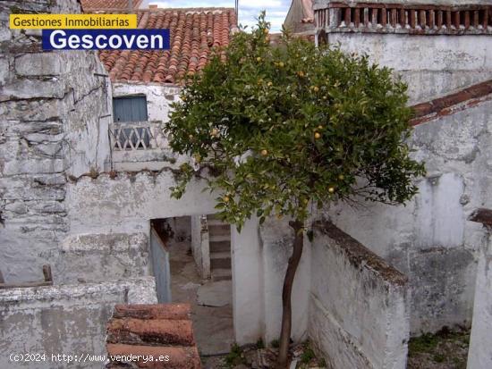  CASA PARA REFORMAR CON PATIO Y OTRAS EDIFICACIONES - CACERES 