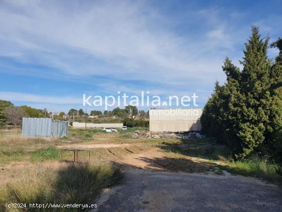 Terreno residencial con naves a la venta en Ontinyent. - VALENCIA