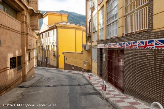 Local acondicionado como academia en Cenes de la Vega a pie de la carretera principal - GRANADA