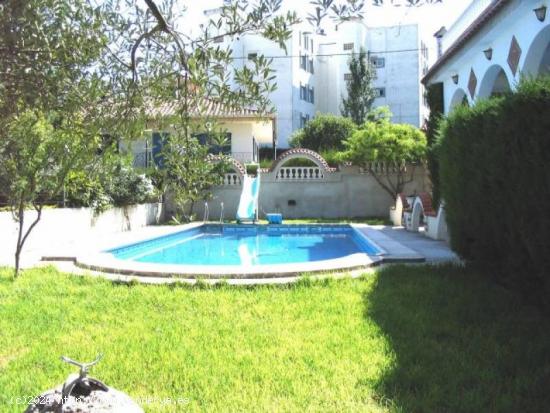 Chalet de 270 m2 con 5 dormitorios y parcela de 700 m2 con piscina - TARRAGONA