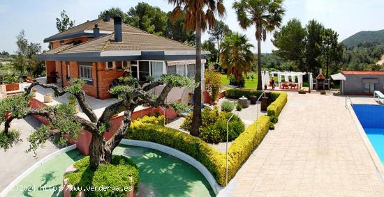  Chalet de 350 metros con jardín, piscina y pista de tenis - TARRAGONA 