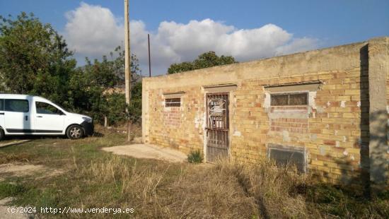 Sant Carles de la Ràpita, Finca rústica de 7.000 m2 con casa para reformar, almacén y granja. - T