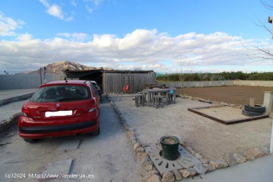 Finca rustica con 2 casas y terreno/zona La Campaneta - ALICANTE