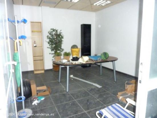 Local comercial de 120m2 útiles distribuidos en oficina, baño y resto diáfano. Para acondicionar.