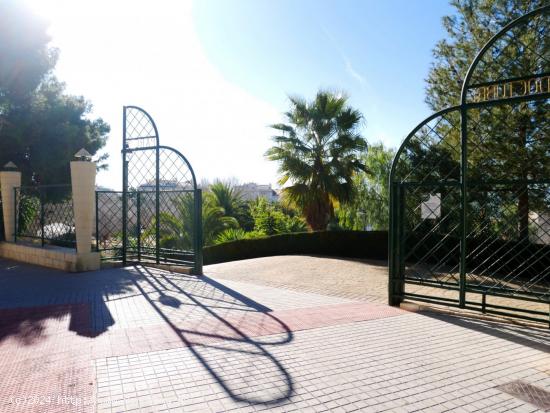 GRAN EDIFICIO A LA VENTA EN LA ZONA DEL 9 DE OCTUBRE DE PETRER - ALICANTE