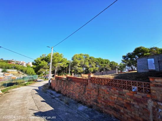 Con una construcción auxiliar, vallado y soleado. - BARCELONA