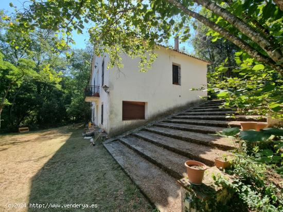 Cinco Casas mas terreno edificable en venta - BARCELONA