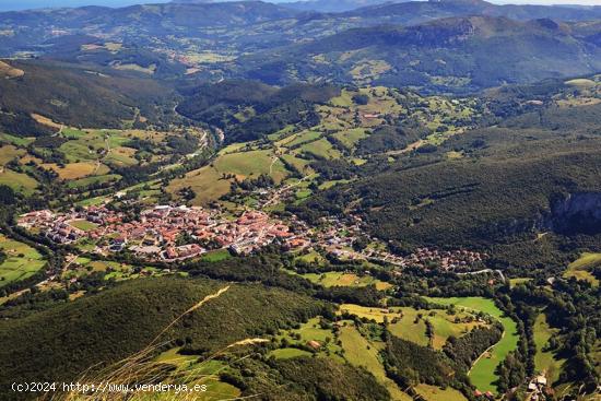 CASA CENTRICA EN LA PLAZA DE RAMALES. - CANTABRIA