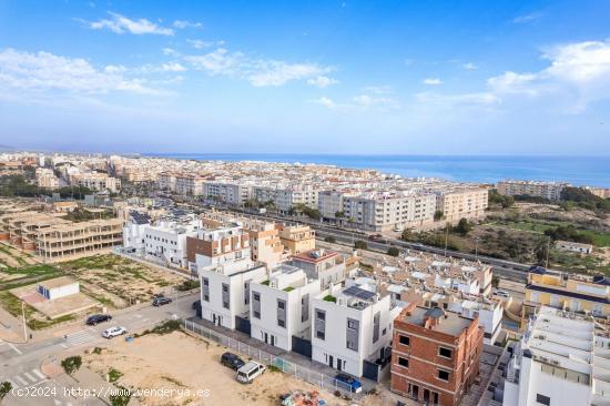 CHALETS ADOSADOS DE OBRA NUEVA EN GUARDAMAR DEL SEGURA - ALICANTE