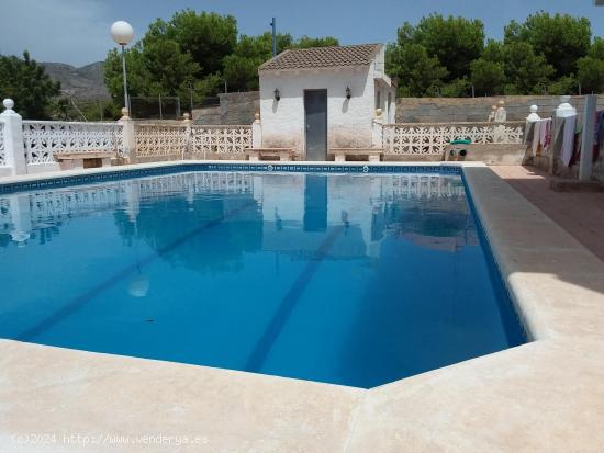  Excelente Chalet con piscina en Zona Trasvase - ALICANTE 