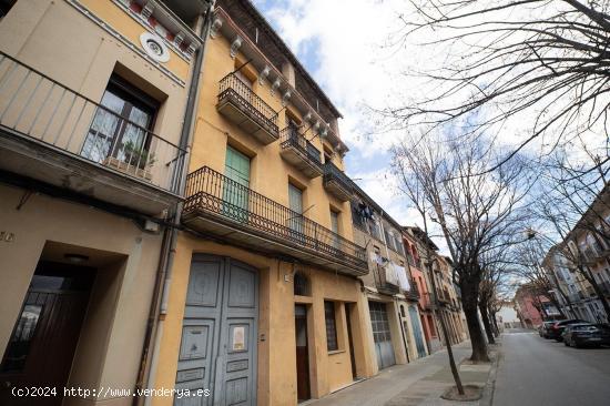 Edific cèntric a Manlleu. - BARCELONA