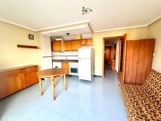  SE VENDE ATICO DE UN DORMITORIO A 250 METROS DE LA PLAYA DEL CURA, TORREVIEJA - ALICANTE 