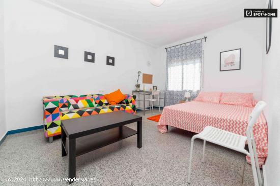  Gran habitación con ventana con vistas a la calle en piso compartido, El Plà del Real - VALENCIA 