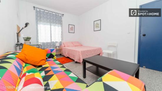 Gran habitación con ventana con vistas a la calle en piso compartido, El Plà del Real - VALENCIA