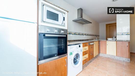 Amplia habitación con ventana con vista a la calle en un apartamento de 6 dormitorios, Extramurs - 