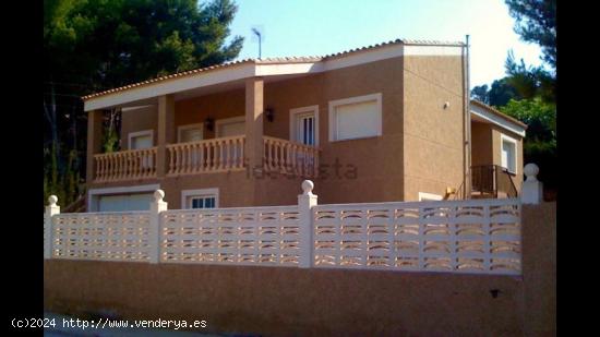 Amueblada casa adosada con jardín y garaje de 3 habitaciónes en Chiva - VALENCIA