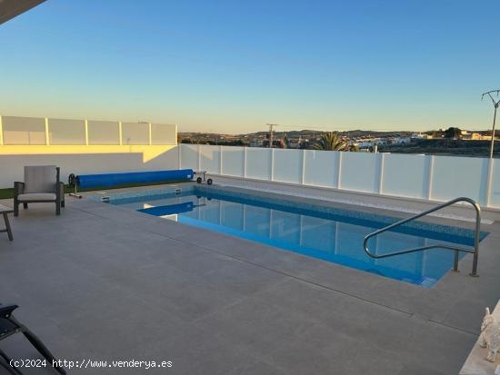 FANTÁSTICA VILLA DE OBRA NUEVA EN TORREMENDO - ALICANTE