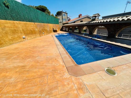  Espectacular chalet en Mas Mora: Dos viviendas en una, con piscina y zona de barbacoa - BARCELONA 