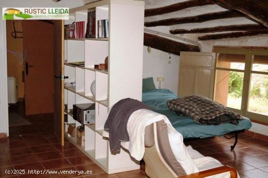 CASA (DE UNOS 110 M2) CON UN PATIO (DE UNOS 21 M2) EN LOS ALREDEDORES DE SANTA COLOMA DE QUERALT. - 