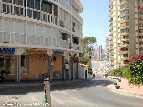 Se vende local comercial a un paso de playa Levante con terraza abierta  30 m con vistas al mar. - A