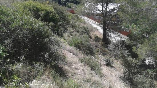 Terreno con salida a dos calles - BARCELONA