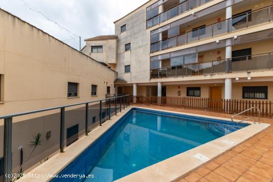 Piso seminuevo, en pleno centro de Serra, con piscina, garaje y trastero. - VALENCIA