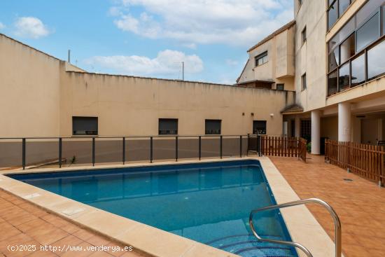 Piso seminuevo, en pleno centro de Serra, con piscina, garaje y trastero. - VALENCIA