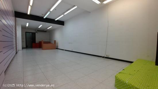 Local de 60m2 mas 30m2 de altillo en el Centre Comercial Llobregat Centre - BARCELONA